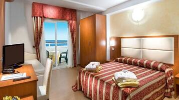 1 sovrum, värdeförvaringsskåp på rummet, skrivbord och barnsängar