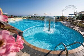 Outdoor pool, sun loungers - Strand Hotel Colorado (Ravenna)