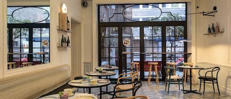 Daily continental breakfast (EUR 15.00 per person)