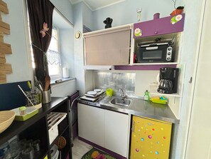 Réfrigérateur, four, plaque de cuisson, cafetière/bouilloire
