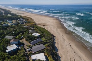 On the beach - Ocean Front Home, Hot Tub & Miles of Sand to Explore! (Waldport)