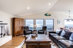 Flat-screen TV, fireplace, DVD player