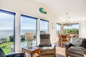 Televisión de pantalla plana, chimenea, reproductor de DVD