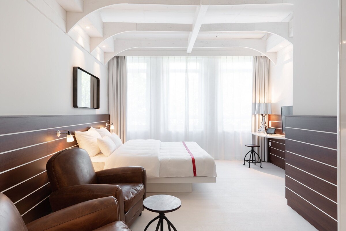 Premium bedding, in-room safe, desk, soundproofing