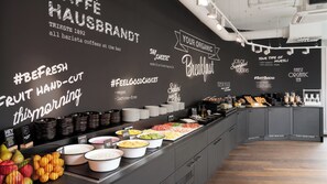Daily continental breakfast for a fee - Ruby Lotti Hotel Hamburg by IHG (Hamburg)