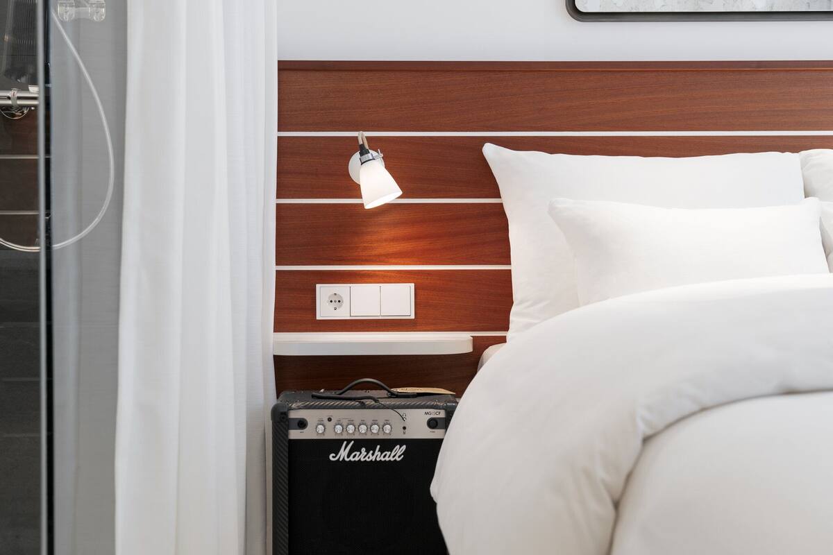 Ropa de cama de alta calidad y caja de seguridad en la habitación 