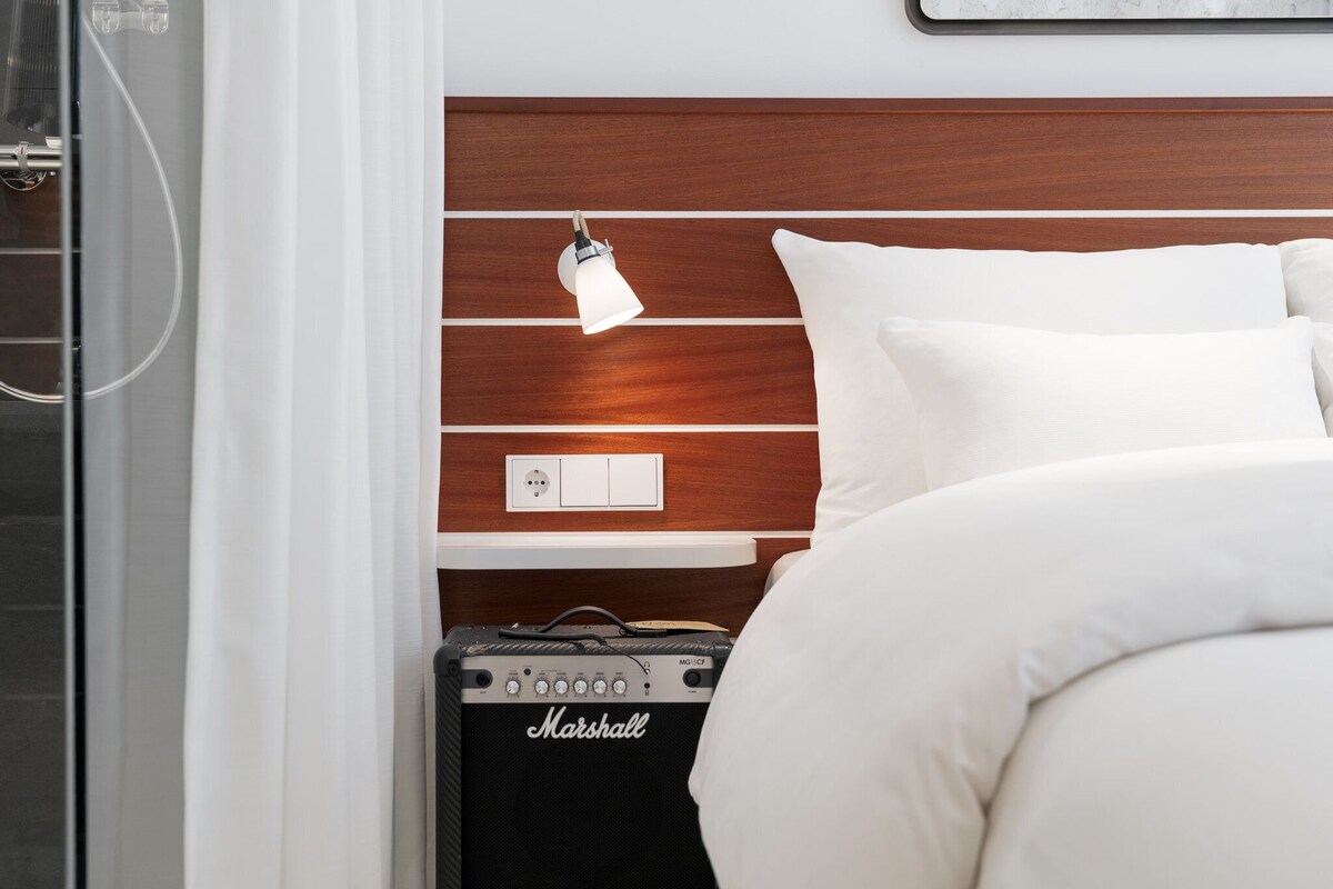 Ropa de cama de alta calidad y caja de seguridad en la habitación 