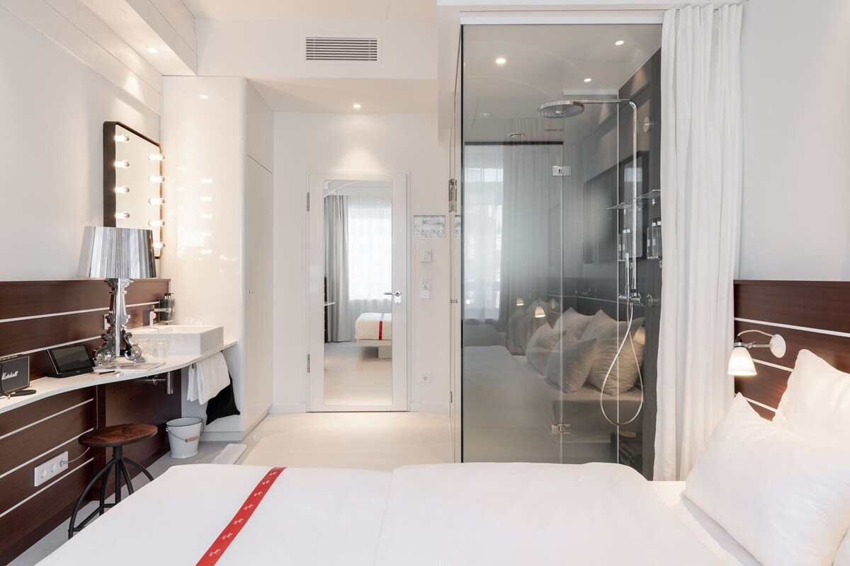 Room, 1 Queen Bed, Canal View (Cosy Room) | Premium bedding, in-room safe, desk, soundproofing