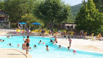 Piscine extérieure, parasols de plage, chaises longues