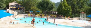 Outdoor pool, open 9:00 AM to 8:00 PM, pool umbrellas, pool loungers - Camping Le Clos de Barbey (Bauduen)