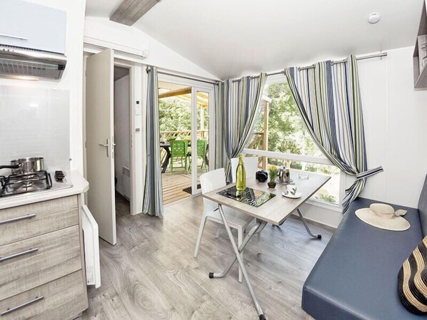 Confort 2 chambres | Living area - Camping Le Clos de Barbey (Bauduen)