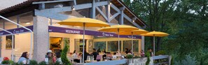 Petit déjeuner, déjeuner et dîner servis sur place