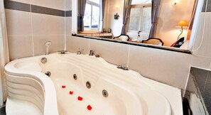 Luxury Double Room, 1 Queen Bed, Non Smoking, Bathtub | Bathroom | Free toiletries, hair dryer, bathrobes, slippers - HANZ MinhVy Hotel (Ho Chi Minh City)