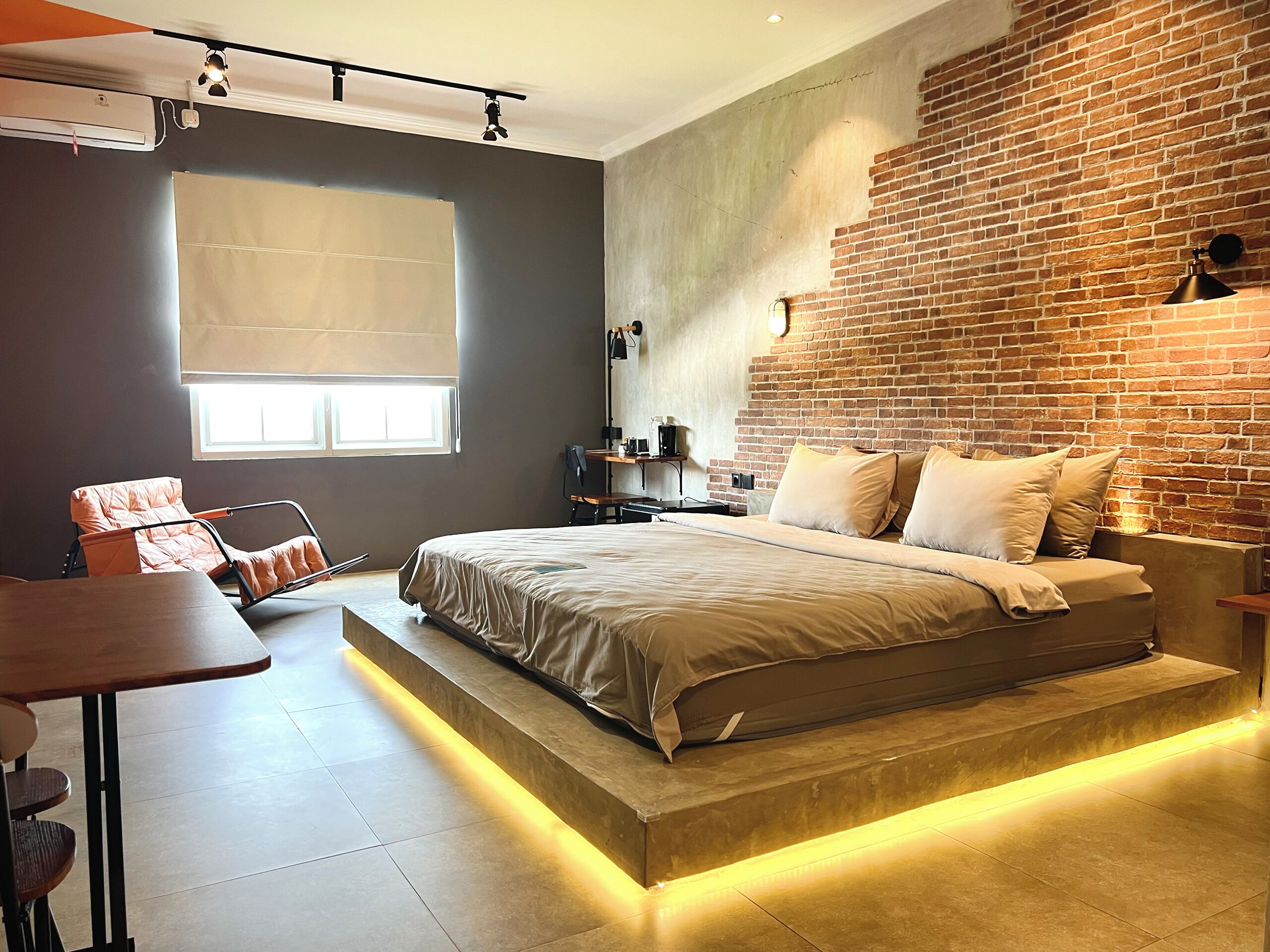 Arcadia Room | Desk, iron/ironing board, free WiFi, bed sheets