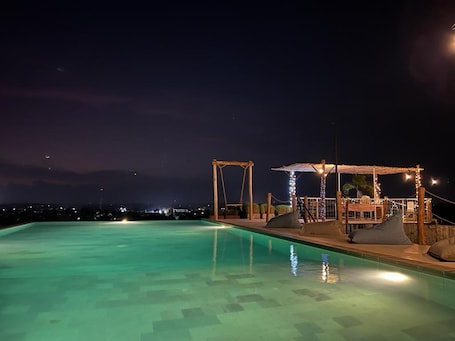 Una piscina al aire libre, una piscina en la azotea