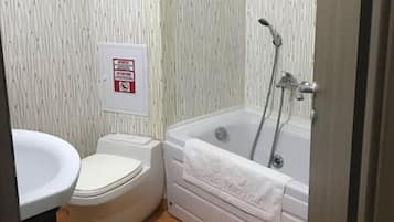 Apartment (VIP) | Bathroom | Deep soaking tub, free toiletries, hair dryer, bathrobes