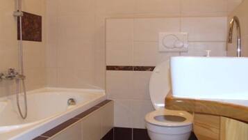 Apartment, 1 Double Bed with Sofa bed, Non Smoking | Bathroom | Bathtub