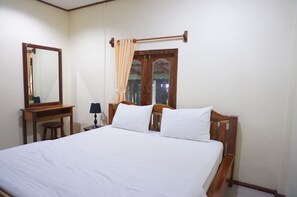 Standard Bungalow (Double Bed)  | Desk, soundproofing, free WiFi - Daranee Resort (Ranong)
