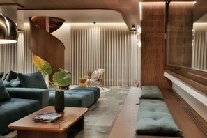 Luxury Duplex, 3 Bedrooms, Hot Tub | Living area