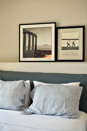 Luxury Duplex, 3 Bedrooms, Hot Tub | 3 bedrooms, in-room safe, desk, iron/ironing board