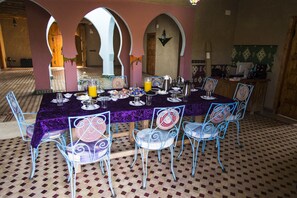 Se sirven desayunos, almuerzos, cenas y cocina local 