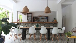 Phục vụ bữa sáng, bữa trưa và bữa tối 