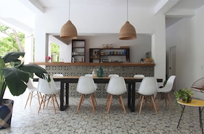 Petit déjeuner, déjeuner et dîner servis sur place, vue sur la piscine