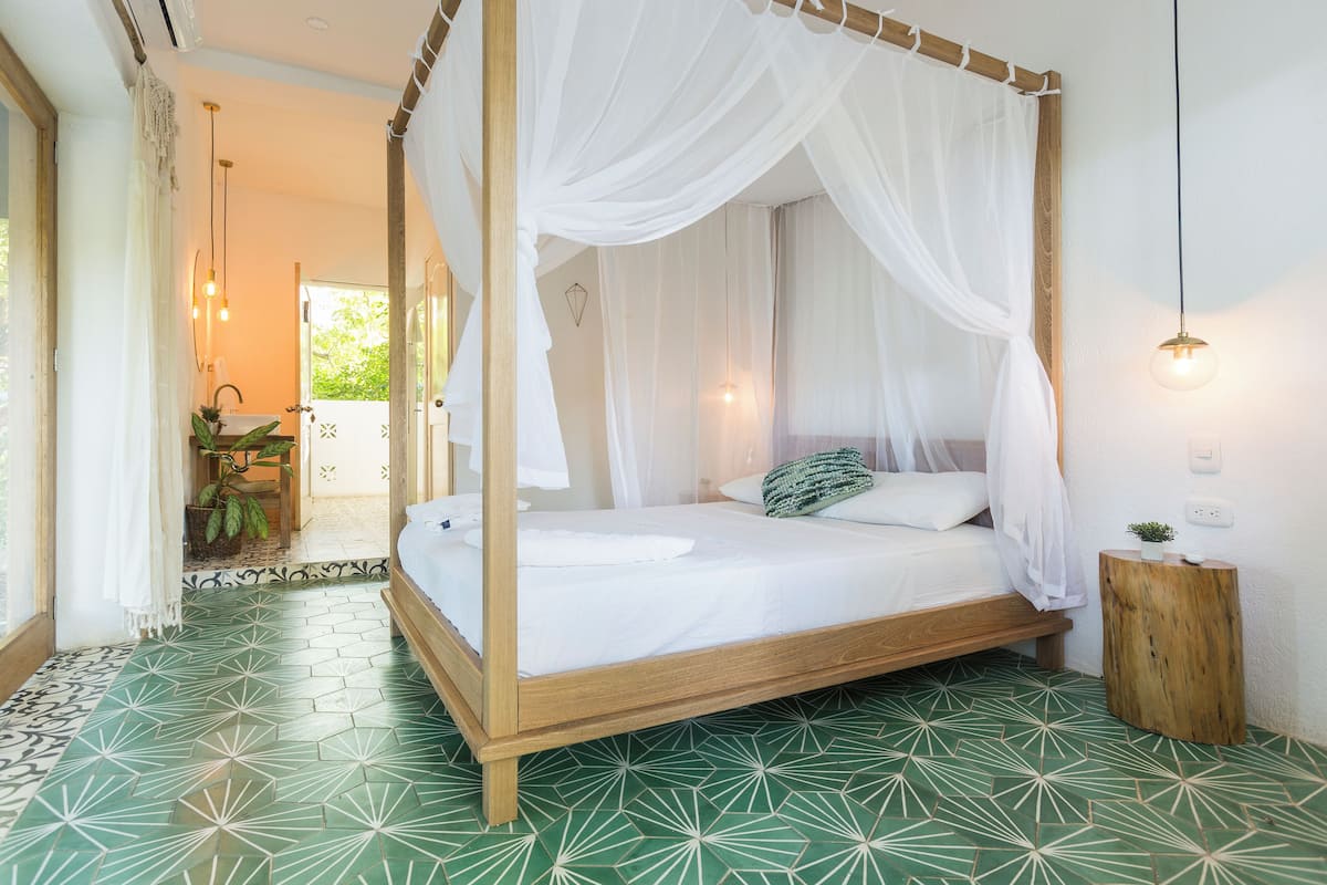 Design-Doppelzimmer, Poolblick | 1 Schlafzimmer, Zimmersafe, kostenloses WLAN, Bettwäsche