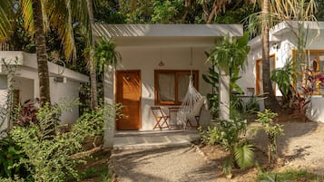 Bungalow Design - 1 queensize-säng - uteplats - trädgård | 1 sovrum, värdeförvaringsskåp på rummet, gratis wi-fi och sängkläder
