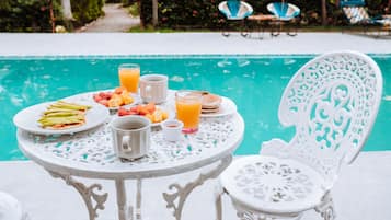 Desayuno a la carta diario (COP 25000 por persona)