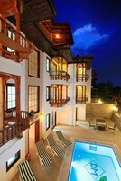 Fachada de la propiedad por la tarde o noche