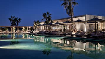 Piscine extérieure, parasols de plage, chaises longues