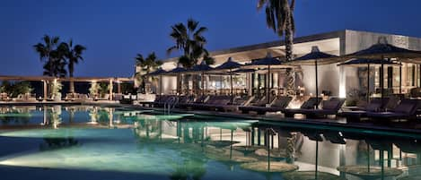 Piscine extérieure, parasols de plage, chaises longues