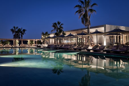 2 piscinas al aire libre, sombrillas, tumbonas. Domes Zeen Chania, a Luxury Collection Resort, Crete