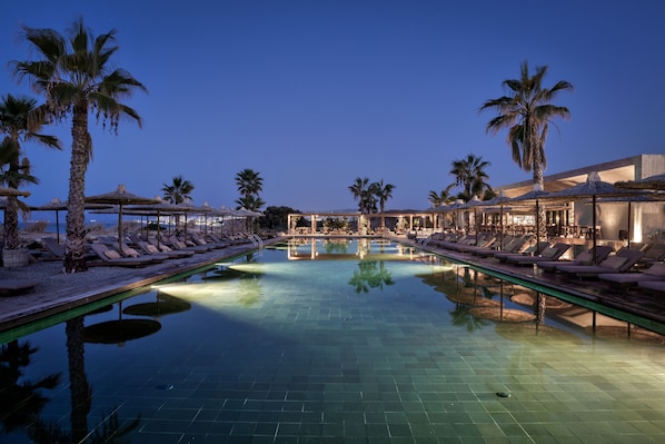 2 piscinas externas, guarda-sóis, espreguiçadeiras