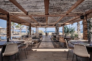 2 restaurantes; se sirven desayunos, almuerzos, cenas y cocina griega