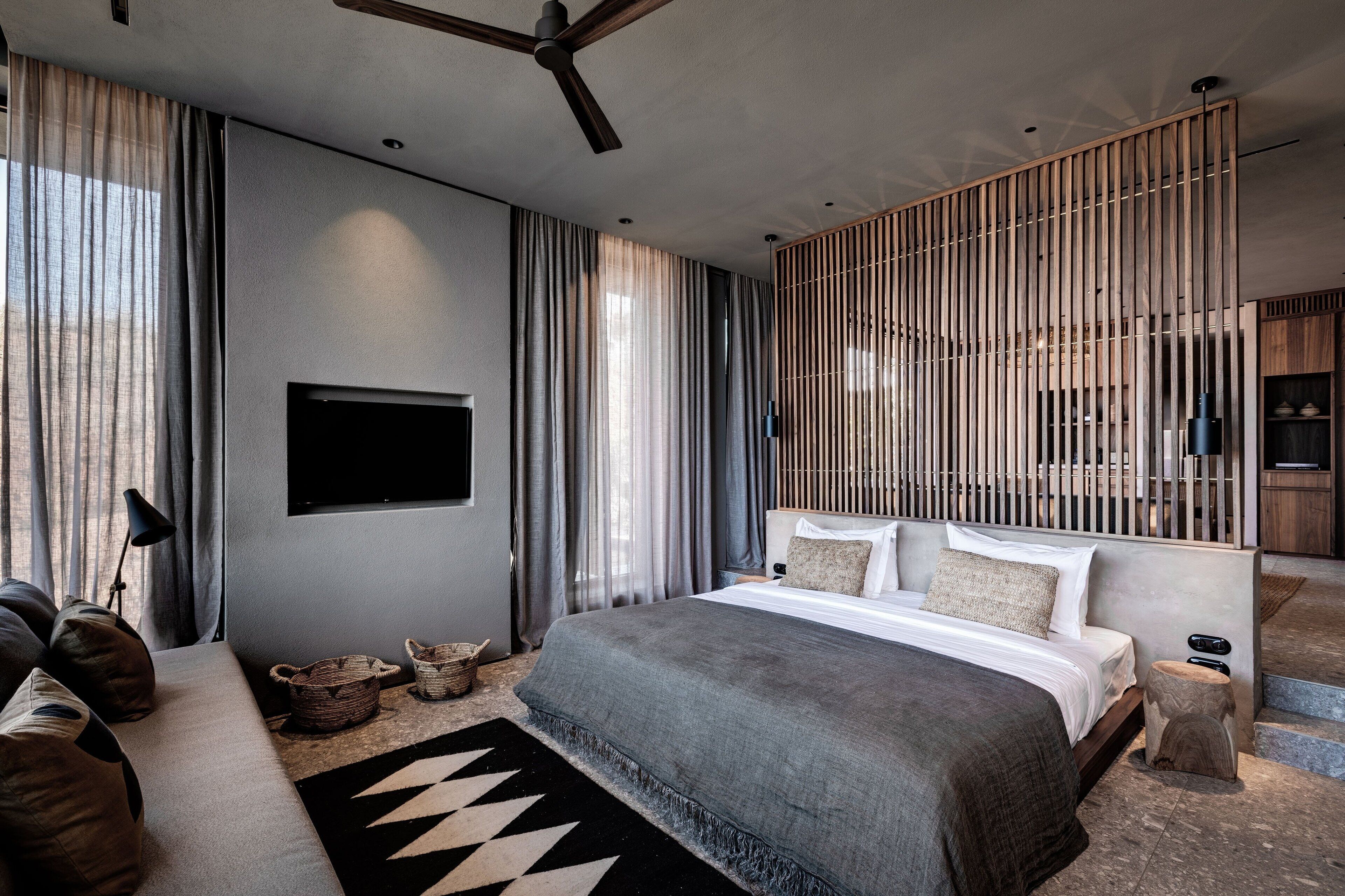 أغطية فراش متميزة وميني بار وخزنة داخل الغرفة