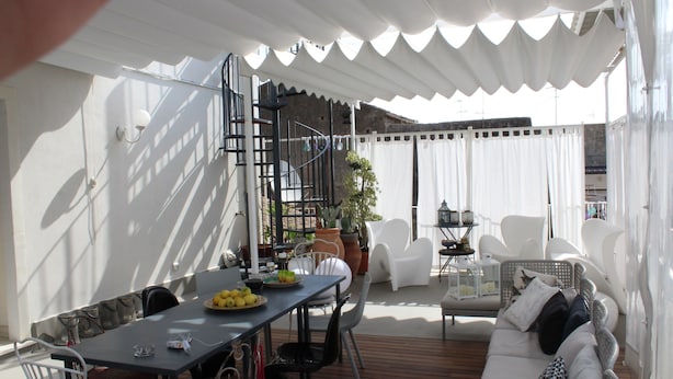 An outdoor patio with a dining table, chairs, and a sofa. - Kemmare (Riposto)