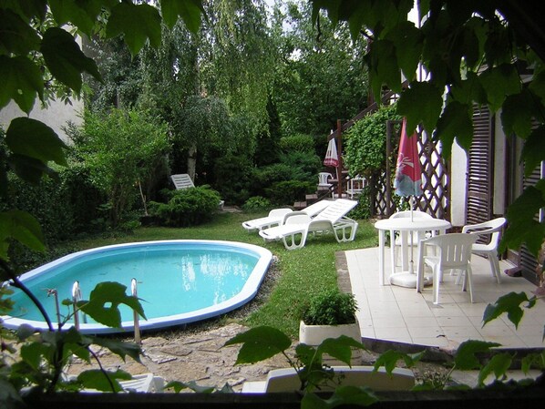 Een seizoensgebonden buitenzwembad