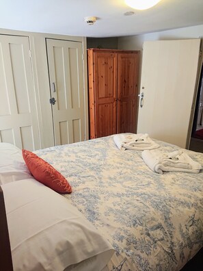Habitación | Tabla de planchar con plancha, wifi gratis, ropa de cama