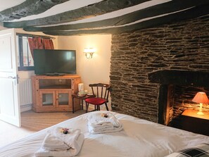 Deluxe Family Suite | Iron/ironing board, free WiFi, bed sheets