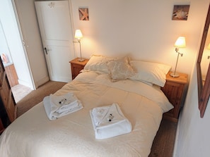 Habitación | Tabla de planchar con plancha, wifi gratis, ropa de cama