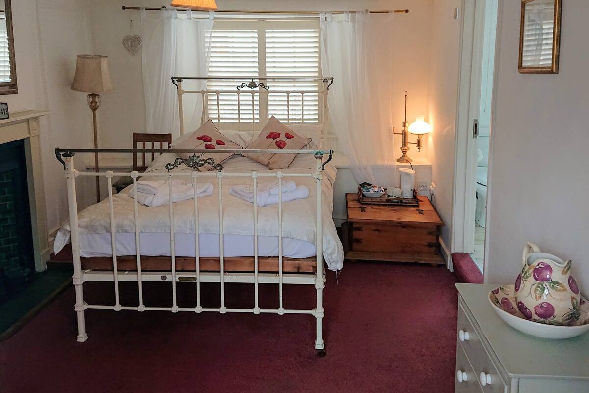 Habitación | Tabla de planchar con plancha, wifi gratis, ropa de cama