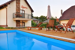 Seasonal outdoor pool, pool umbrellas, pool loungers - Barackvirág Apartmanház (Tihany)