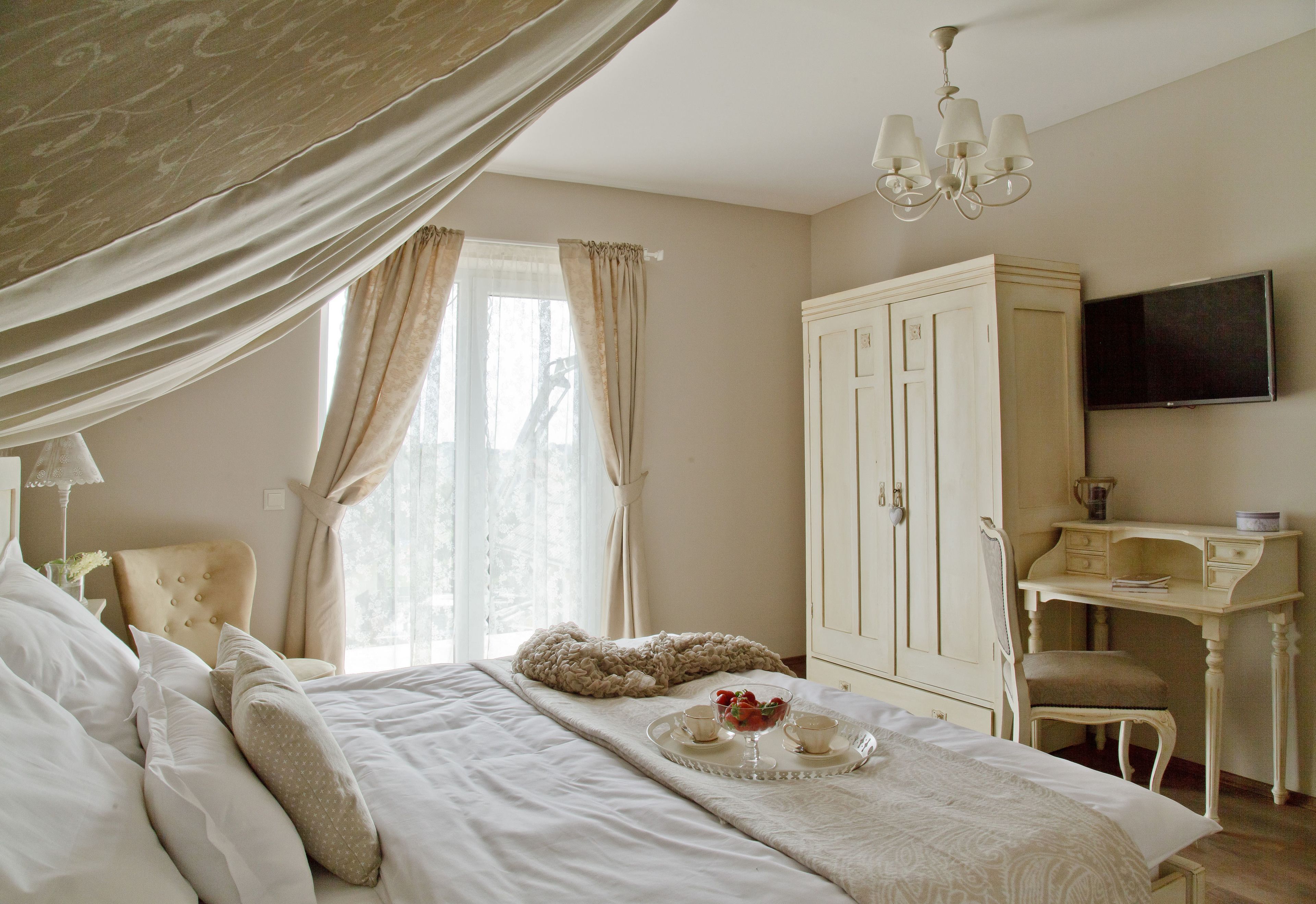 Rom – deluxe | Sengetøy av topp kvalitet, blendingsgardiner og reiseseng for barn