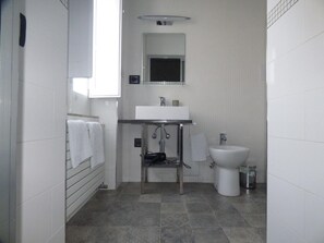 Deluxe Double Room (Stanza Oro) | Bathroom | Shower, free toiletries, bidet - Conte di Morelia (Salerno)
