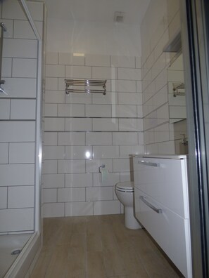 Double or Twin Room (Stanza Blu) | Bathroom | Shower, free toiletries, bidet - Conte di Morelia (Salerno)