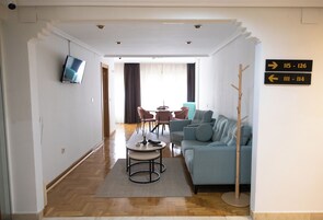 Una televisión de pantalla plana