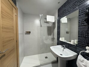 Bathtub, free toiletries, hair dryer, towels - Hotel  El Molinon (Cangas del Narcea)