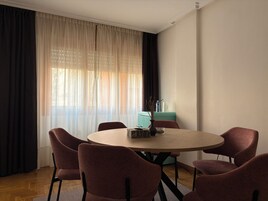 Una televisión de pantalla plana